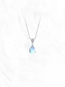 Detailaufnahme einer 925er Silberkette mit blauem Mondsteinanhänger in Tropfenform