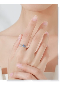 Détail macro de la bague en argent avec zircons colorés de taille baguette et serti pavé