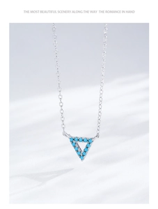 Vue rapprochée du collier en argent S925 avec pendentif triangle serti de turquoise