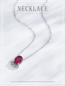 Vue détaillée du collier en argent S925 avec pendentif grenat ovale et zircons