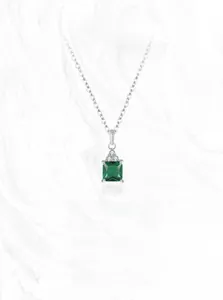 Détail du collier avec pendentif émeraude carrée sur chaîne en argent fin 925