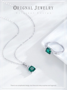 Dettaglio del set di gioielli in argento S925 con pietra verde taglio smeraldo e diamanti