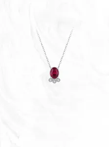 Détail du collier en argent avec pendentif grenade ovale et trois petits diamants