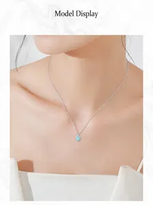 Primer plano del collar con colgante de turquesa en forma de gota de agua