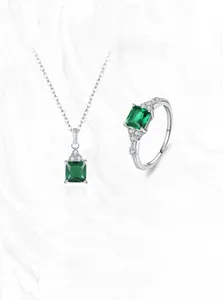 Dettaglio del set in argento S925 con pietre verdi quadrate e decorazioni in zirconi
