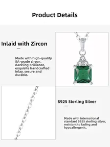 Macro d'un collier en argent S925 avec zircon vert carré et petits diamants brillants