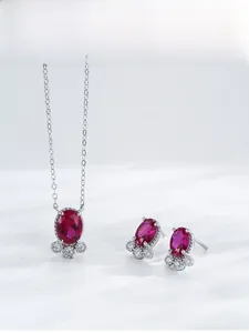 Vue détaillée du parure en argent S925 avec grenat ovale et accents de zircone