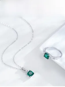 Détails de l'ensemble collier et bague émeraude carrée avec griffes en argent poli