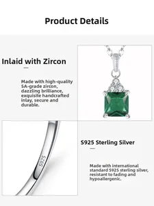Dettaglio della collana in argento S925 con pietra quadrata verde smeraldo e zirconi