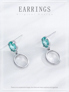 Vue détaillée des boucles d'oreilles S925 argent avec gemmes ovales vert clair et pendentifs