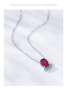 Détail du collier en argent S925 avec pendentif grenat ovale et accents de zircon