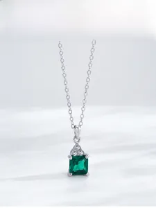 Dettaglio della collana in argento s925 con zircone verde rettangolare e piccoli zirconi