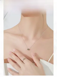 Mannequin portant parure en argent S925 avec pierres ovales vert olive élégantes