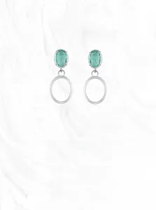 Détail de boucles d'oreilles en argent S925 avec gemme verte et anneau géométrique