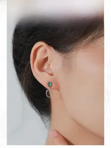 Détail d'une boucle d'oreille en argent S925 avec une pierre verte ovale