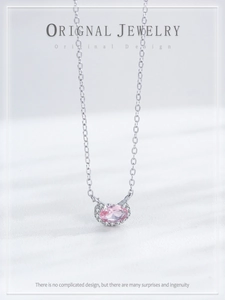 Dettaglio della collana in argento S925 con pietra ovale rosa e corona di cristalli