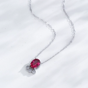 Collier en argent S925 avec pendentif grenat ovale et zircons sur fond blanc