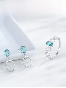 Détail du poinçon S925 sur bague en argent avec pierre bleue ovale de style vintage