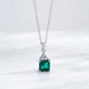 Élégant collier en argent S925 avec pierre verte taille émeraude et accents de zircon