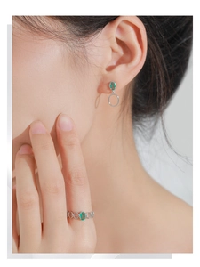 Modèle portant un ensemble bague et boucles d'oreilles en argent S925 et gemmes paraïba