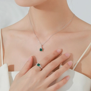 Set gioielli in argento S925 con pietre verdi taglio smeraldo su collana e anello