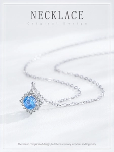 Détail du collier en argent S925 avec aigue-marine ronde et pendentif en grappe de cristal