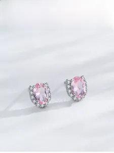 Dettaglio orecchini in argento S925 con pietre rosa ovali e alone di zirconi