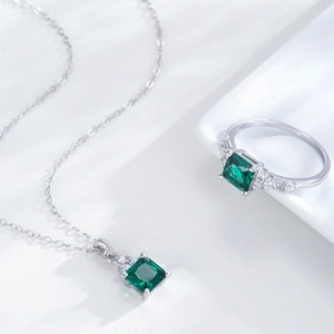 Elegante set di gioielli in argento S925 con pietre verde smeraldo e piccoli diamanti