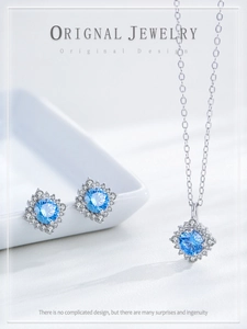 Détail de l'ensemble bijoux en argent S925 avec aigue-marine et boucles d'oreilles tournesol