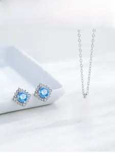 Détail macro de l'ensemble collier et boucles d'oreilles en argent S925 et gemme bleue