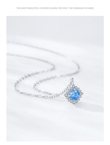 Vue macro détaillée d'un collier en argent S925 avec un pendentif en aigue-marine bleue