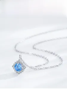 Vue détaillée du collier en argent S925 avec pierre bleue et pendentif halo floral