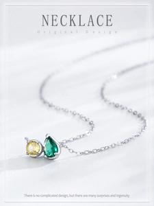 Détail macro du collier en argent S925 avec zircons jaune rond et vert en forme de goutte