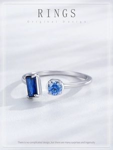 Macro d'une bague ajustable en argent avec zircons bleus rectangulaires et ronds