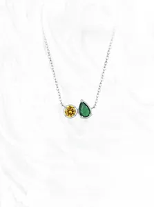 Détail d'un collier minimaliste en argent S925 avec pierres précieuses jaunes et vertes