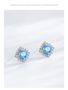 Détail de boucles d'oreilles tournesol en argent S925 avec aigue-marine bleue et cristal