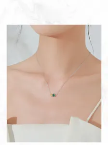 Détail du collier en argent S925 avec pendentif en zircone émeraude et jaune taille poire