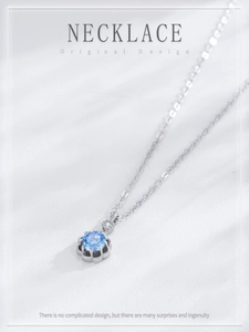Détail du collier en argent S925 avec pendentif fleur bleu clair au design élégant