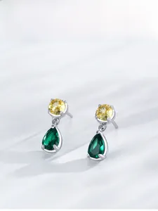 Détail des boucles d'oreilles en argent S925 avec pierres jaunes et vertes en poire