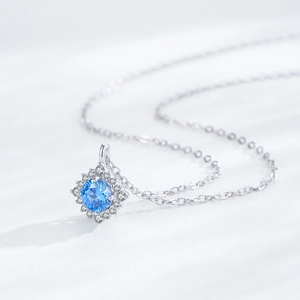 Collier élégant en argent sterling S925 avec pendentif gemme bleue et petits cristaux