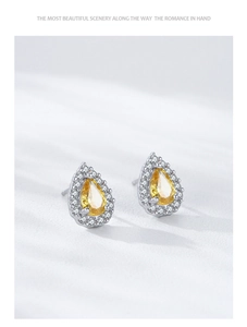 Vue macro des boucles d'oreilles en argent S925 avec cristal jaune taille poire