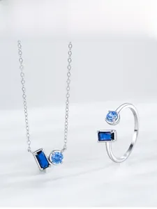 Vue détaillée du collier et bague en argent S925 avec pierres de zircon bleues géométriques
