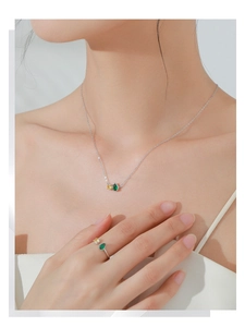 Détail de parure collier et bague en argent S925 avec pierres vertes et jaunes