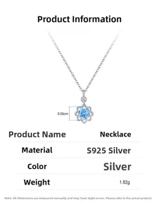 Vue macro du collier en argent S925 avec pendentif fleur bleue de 0,55 cm de large