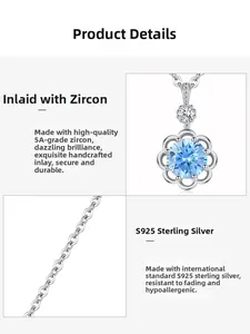 Détail du collier fleur en argent 925 avec incrustation de zircons bleu clair