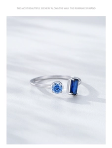 Détail d'une bague ajustable en argent S925 avec zircons bleus ronds et émeraude