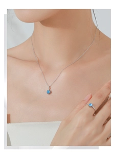 Détail du parure collier et bague en argent S925 avec pierres bleues en forme de fleur