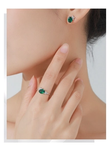 Détail macro de l'ensemble bijoux argent S925 émeraude et zircon porté par un mannequin
