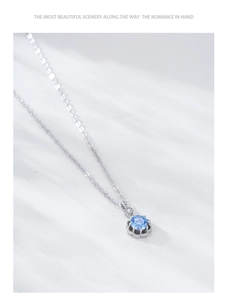 Vue macro détaillée du collier en argent S925 avec pendentif fleur bleue et diamant scintillant