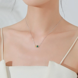 Collier élégant en argent sterling S925 avec pierres rondes jaunes et gouttes vertes